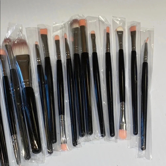 20 NEW MAKEUP BRUSHES GIFT BLACK SILVER GIFT BACHELORETTE BRIDE WEDDING - Picture 4 of 5